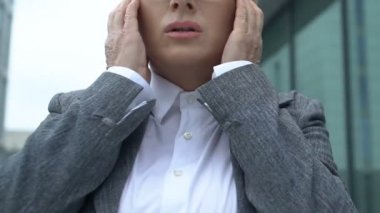 Kadın patron migren ağrısı çekiyor. Hap alıyor, baş ağrısı tedavisi görüyor.