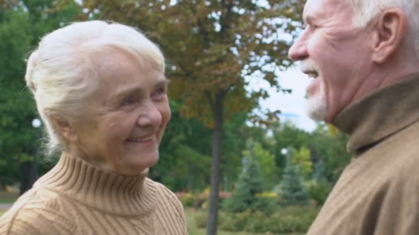 Glad mogen par leende, tillbringa tid i parken, nöje stunder, slowmotion — Stockvideo