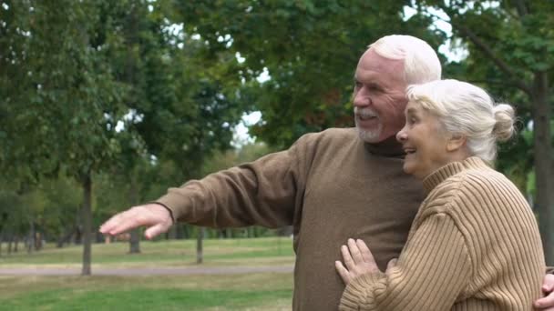 Lyckliga mogna par ler minns det förflutna, nöje ögonblick tillsammans, slow-mo — Stockvideo