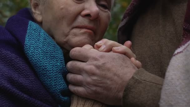 Anciana llorando cogida de la mano del cónyuge, inseguridad social de los jubilados — Vídeo de stock