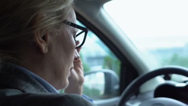 Femme fatiguée conducteur empilant dans les embouteillages enlever les lunettes, masser le nez — Video