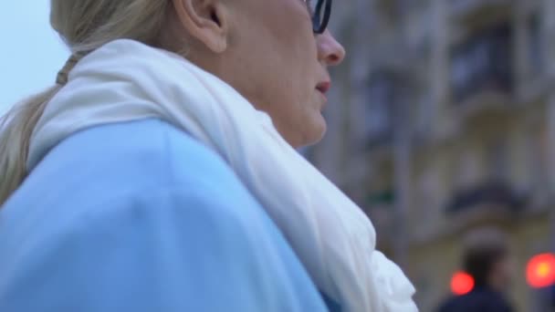 Впевнена ділова жінка, що йде міською вулицею, міський спосіб життя, сучасне вбрання — стокове відео