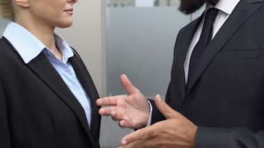 Sakallı şirket şefi dışarıda sekreterin omzuna dokunuyor, cinsel taciz.
