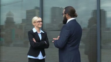 İş adamları, gayri resmi toplantı planlarını tartışıyor, sohbet ediyorlar.