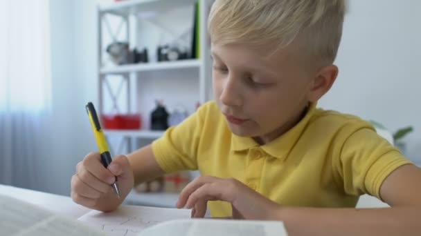 Нервная мать кричит на маленького сына живописи вместо того, чтобы делать домашнюю работу — стоковое видео