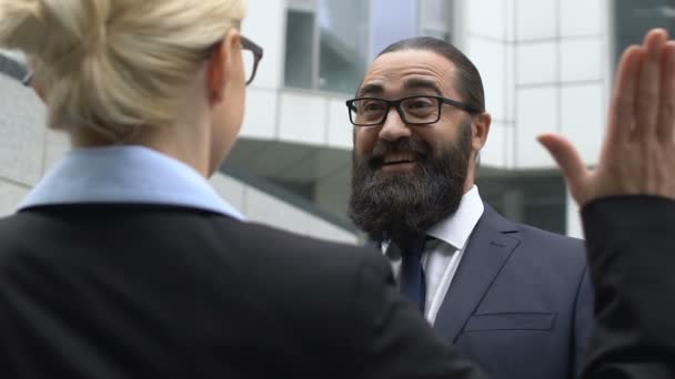 Bonito homem de negócios de meia-idade dando high-five a senhora, empresa bem sucedida — Vídeo de Stock