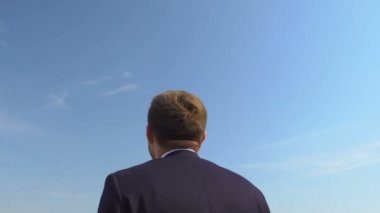 Heyecanlı erkek Ceo başarı jesti yapıyor, el kaldırıyor, kariyer terfisi alıyor.