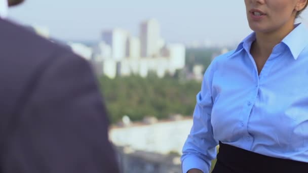 Capo donna che parla con dipendente maschio sulla terrazza durante la conversazione di pausa di lavoro — Video Stock