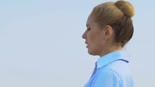 Beunruhigte Büroangestellte denkt über Arbeitsprobleme auf der Terrasse nach, Frist — Stockvideo