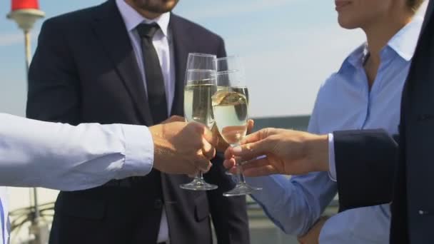 Socios comerciales tintineando copas de champán, celebrando un contrato exitoso — Vídeos de Stock