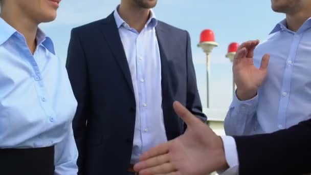 Jefe masculino estrechando la mano con la trabajadora, colegas felicitando promoción — Vídeo de stock