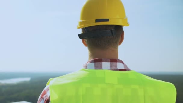 Homme ingénieur inspecter le territoire de la construction future, projet de développement — Video