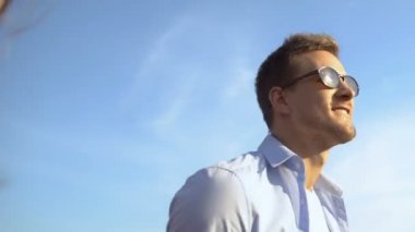 Neşeli gençler açık havada dans ediyorlar, hayattan ve yazdan zevk alıyorlar, yakın plan.