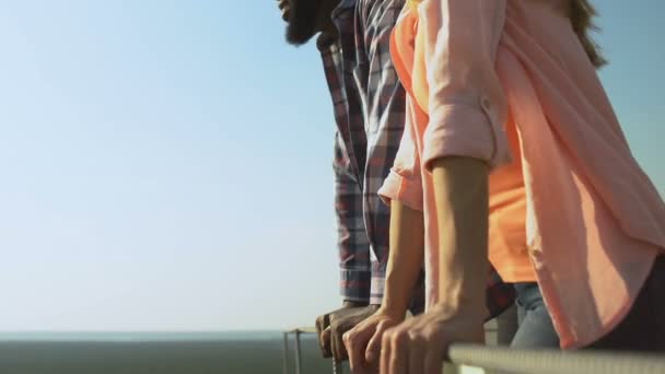 Multiétnico homem e mulher passar o tempo juntos no telhado do edifício, data Videoclipe