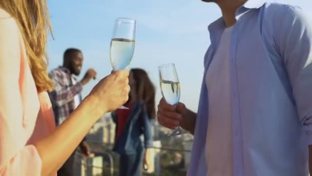 Gente divirtiéndose bebiendo champán en el techo del edificio, fiesta al aire libre, descanso — Vídeos de Stock