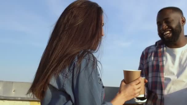 Confrères multiethniques joyeux boire du café et communiquer pendant la pause — Video