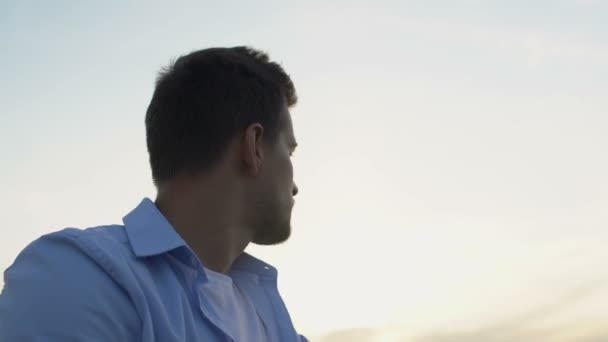 Nachdenklicher Mann blickt auf Skyline, schmiedet Pläne und träumt von der Zukunft — Stockvideo
