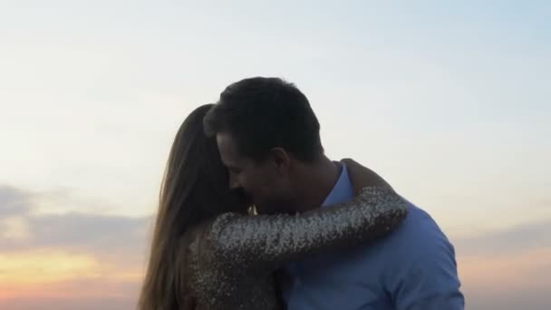 Пара влюбленных танцующих вместе под красивым вечерним небом, волшебный час, свидание — стоковое видео