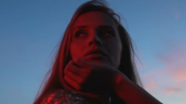 Hüzünlü yalnız kadın, balkon, çatışma ve ayrılık için gökyüzüne hayran.