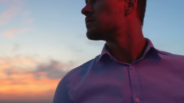 Uomo solitario in cerca di ispirazione respirare aria fresca sera, ore magiche — Video Stock