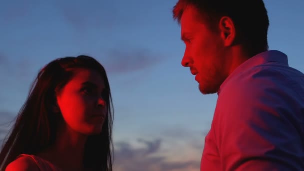 Hombre yéndose dejando a chica sola en la terraza al aire libre, despedida, relaciones crisis — Vídeos de Stock