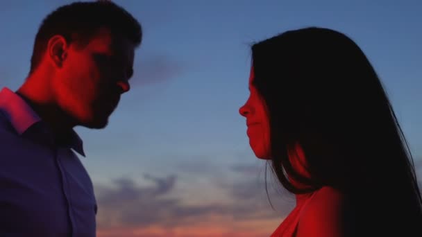 Kvinna lämnar pojkvän ensam på terrassen, skiljas, relationer kris — Stockvideo