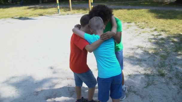 Company of boys footballers preparing for match, ritual before game, hugging — Stock Video