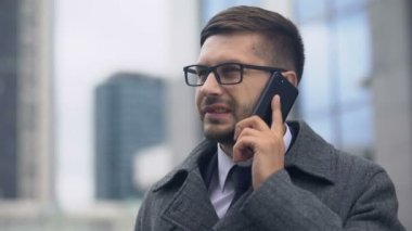 Konuşan bir telefon adamı nahoş bir acı hissediyor, iç kulak iltihabı, kulak zarı...