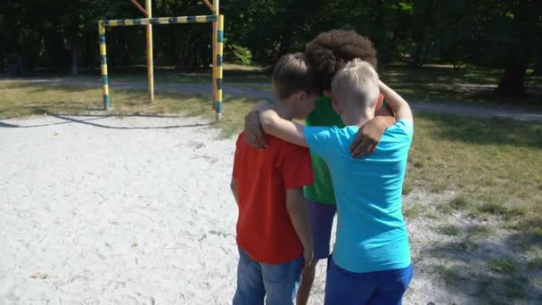 Τελετή πριν το παιχνίδι, αγόρια αγκαλιάζουν και συζητούν στρατηγική παιχνιδιού, ποδοσφαιρικός αγώνας — Αρχείο Βίντεο