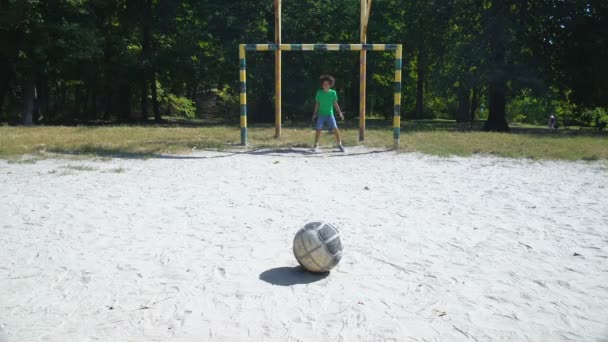 Niños jugando al fútbol callejero, portero atrapando pelota, entrenamiento en la escuela deportiva — Vídeo de stock