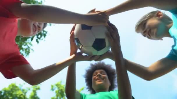 Chicos sosteniendo fútbol, ritual antes del partido, esperando buena suerte, superstición — Vídeo de stock