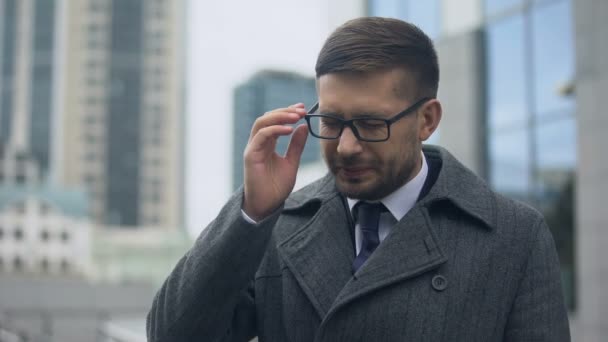 Férfi leteszi szemüveg és masszázs templom, érzés hirtelen fejfájás, görcs — Stock videók