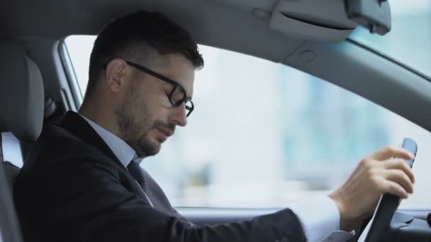 Business driver massaging numb neck sitting on driver seat, sedentary lifestyle — Stock Video