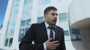 İş adamı ofis binasından çıkarken kalp krizi geçirdi, sağlık sorunları var.