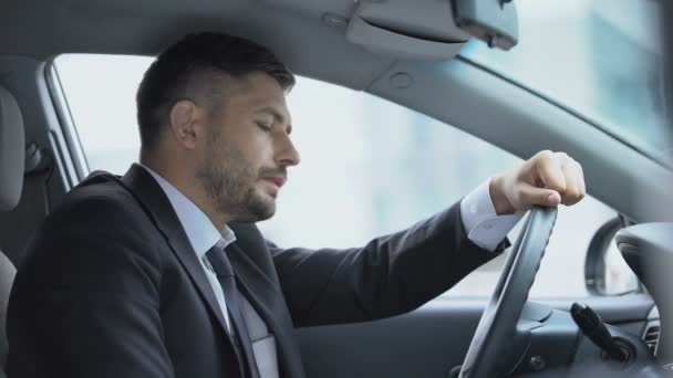 Motorista exausto apoiado no volante para relaxar, trabalho estressante, excesso de trabalho — Vídeo de Stock