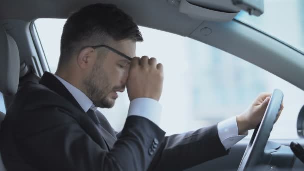 Hombre cansado en el coche posponiendo gafas y frotando los ojos tensados, trabajando en exceso — Vídeo de stock