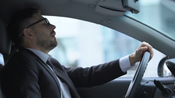 Бізнес-водій чхає, страждає від нежить, сезонна алергія, холодний — стокове відео