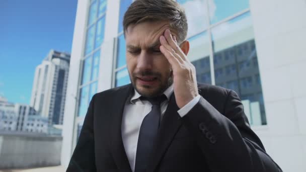 Besorgter Mann, der Pille nimmt, fühlt plötzlichen Anfall von Kopfschmerzen — Stockvideo