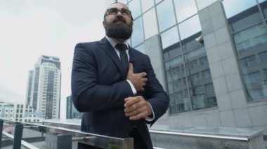 İş adamı patronuna kalp krizi geçirmesi için yardım ediyor ve ambulans çağırıyor.