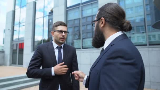 Zakenman voelt pijn op de borst communiceren met collega, risico op een beroerte — Stockvideo