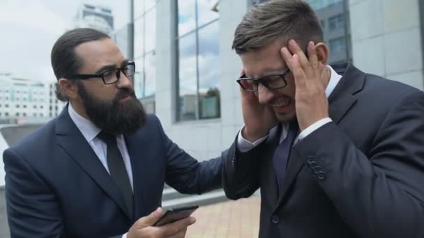 Homem barbudo apoiando seu colega de negócios com ataque de terrível dor de cabeça — Vídeo de Stock