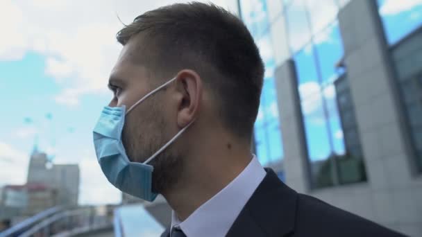 Homme inquiet en masque de protection sur le visage regardant autour, niveau élevé de pollution atmosphérique — Video