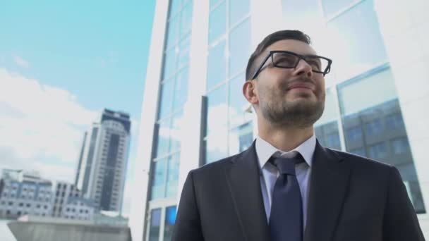 Succesvolle ondernemer glimlachend verlicht met zon, persoonlijke ontwikkeling, winnaar van het leven — Stockvideo