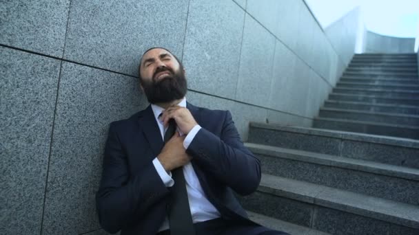 Bearded businessman suffering sudden heart stroke, stressful job, overwork — Stock Video