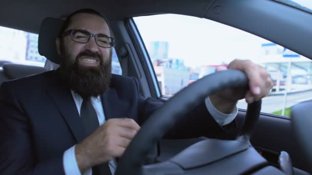 Бородатый мужчина в костюме страдает от внезапного сердечного приступа во время вождения автомобиля, стресса — стоковое видео