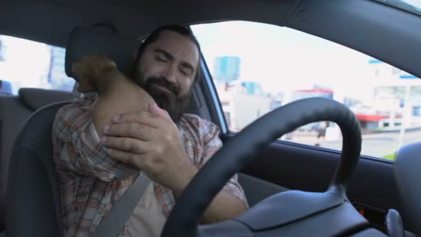 Muž středního věku řídí auto, trpí bolestí lokte, vymknutí vazu, zranění — Stock video