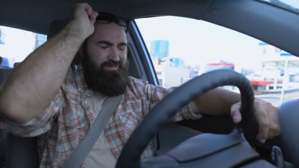 Conductor que sufre síndrome de ojo seco, quitándose las gafas para concentrarse en la carretera — Vídeos de Stock