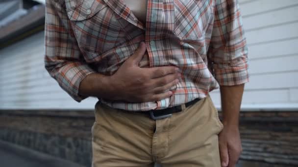 Ενήλικες άνδρες που πάσχουν από στομαχόπονο, γαστρίτιδα συμπτώματα, δυσπεψία, closeup — Αρχείο Βίντεο
