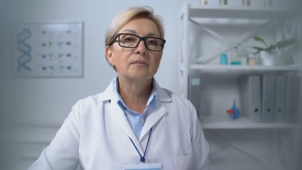 POV do doente que toma a forma de história médica de uma médica idosa, cuidados de saúde — Vídeo de Stock