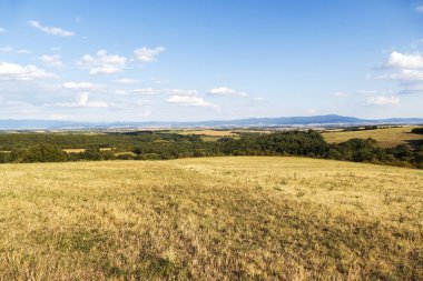 Çayır manzara mavi gökyüzü ve bulutlar Güz (Güz) ile Slovakya ortasında. Kırsal orman tepelerde panoramik manzaralı. Sonbahar manzara. Güzel dağlık manzara